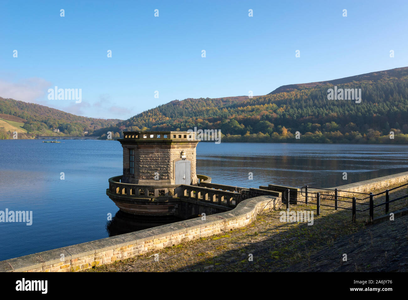 Ladybower reservoir dans le Peak District, Derbyshire, Angleterre. Un beau matin d'automne. Banque D'Images