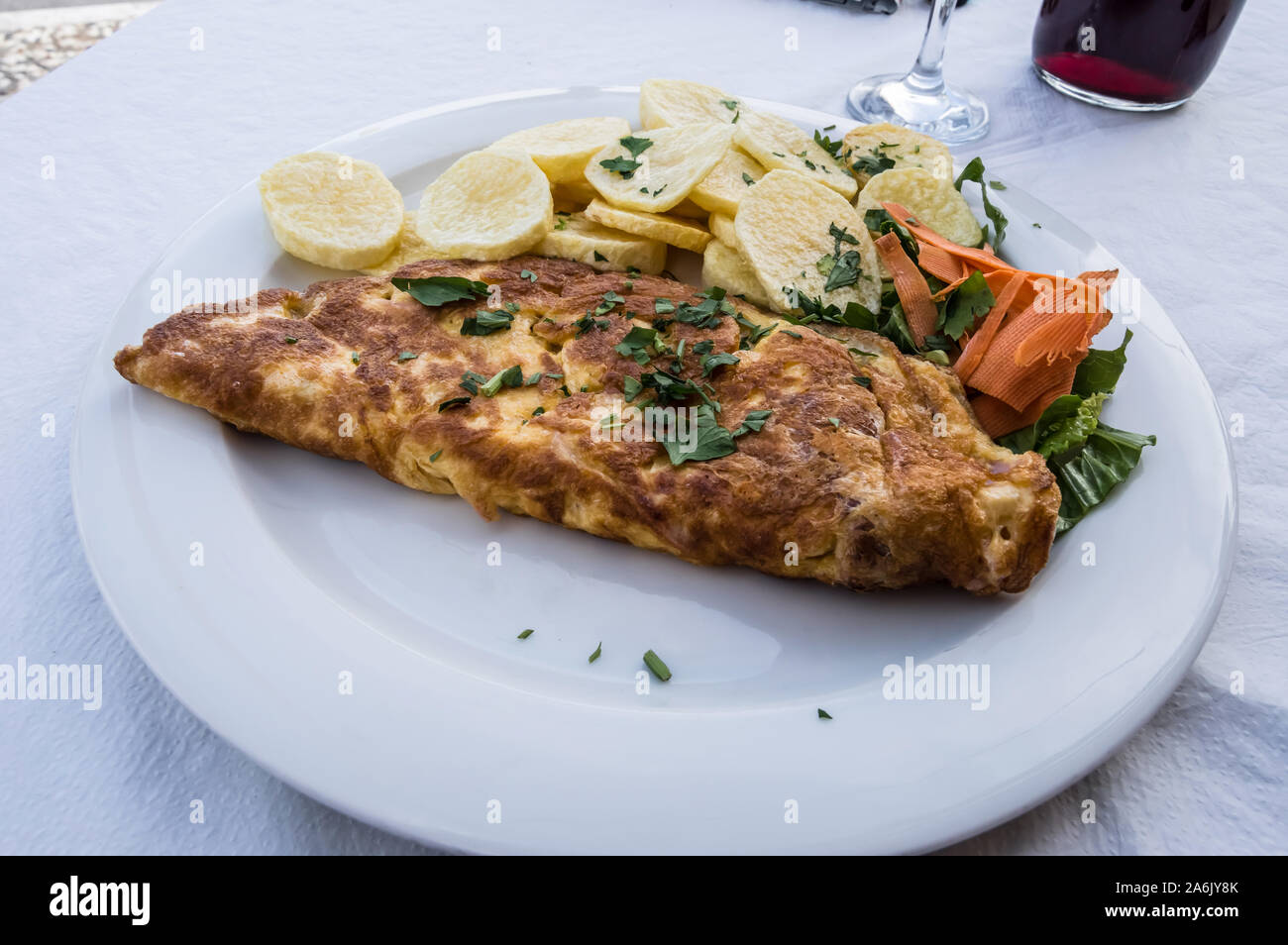 Omelette au jambon avec frites et salade Banque D'Images