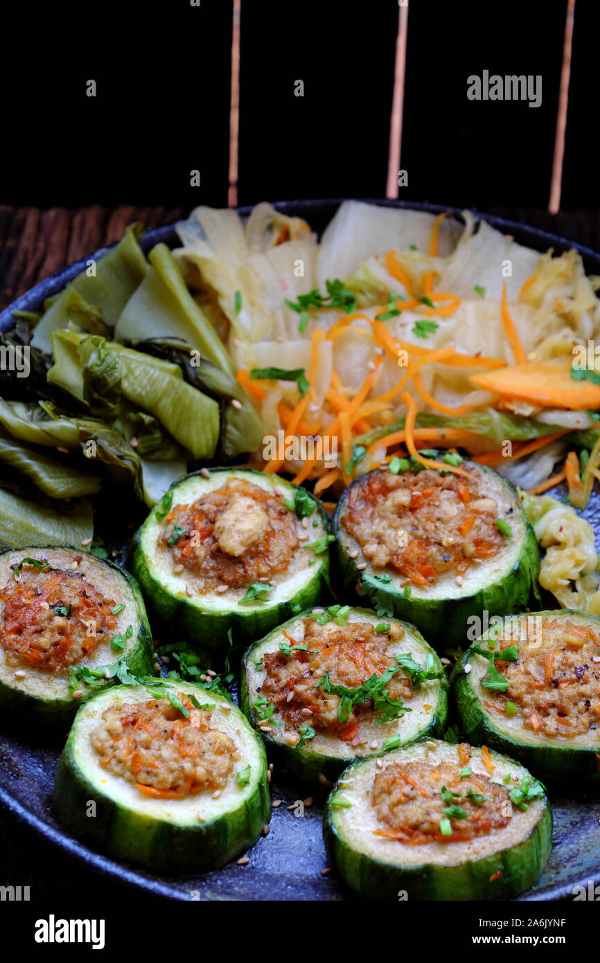 Des vietnamiens l'alimentation végétarienne, les légumes grillés avec tranche de melon d'hiver des choses avec le tofu, carotte, délicieux, sain, frugal repas vegan Banque D'Images