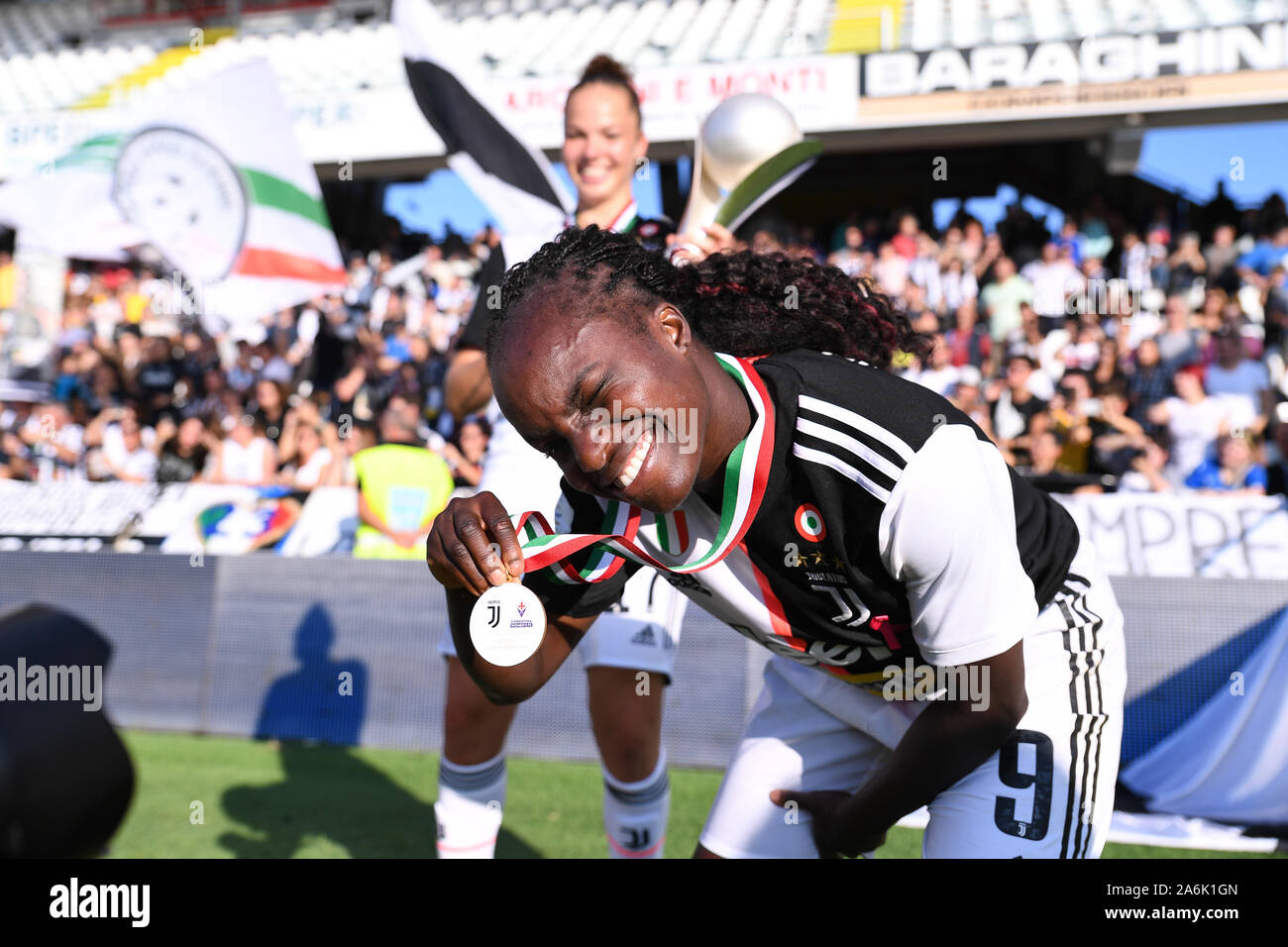 Cesena, Italie. 27 Oct, 2019. eniola aluko (juventus) avec la medagliaduring WomenÃ vs Juventus Fiorentina'Â, la Supercoupe italienne Femmes Football à Cesena, Italie, le 27 octobre 2019 - LPS/Lisa Guglielmi Crédit : Lisa Guglielmi/fil LPS/ZUMA/Alamy Live News Banque D'Images