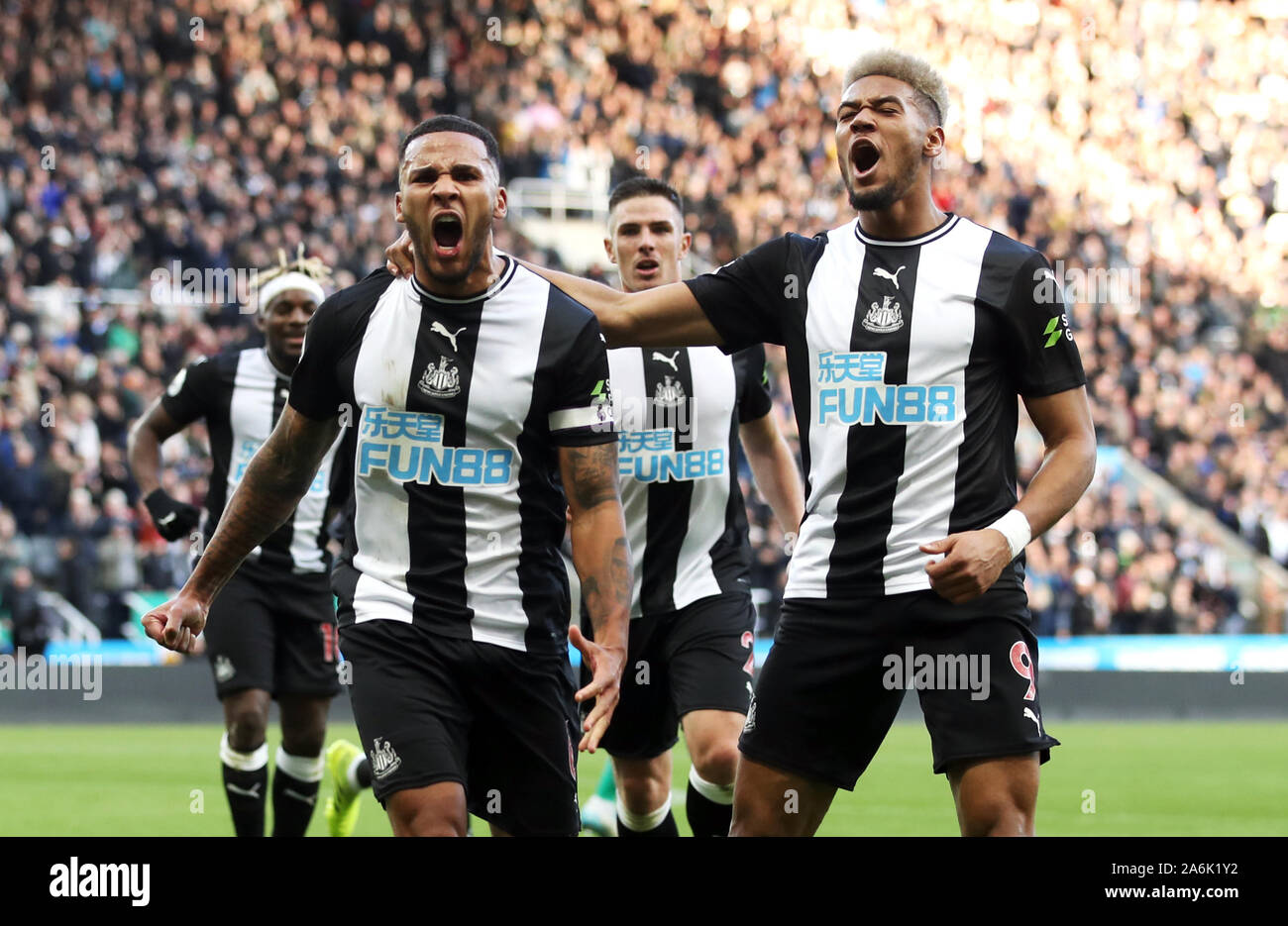 Le Newcastle United Jamaal Lascelles (à gauche) fête marquant son premier but de côtés du jeu avec ses coéquipiers au cours de la Premier League match à St James' Park, Newcastle. Banque D'Images