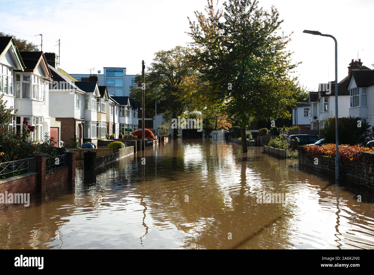 Hereford, Herefordshire, Angleterre. 27 octobre 2019. Météo France : de graves inondations cet après-midi que la rivière Wye éclate c'est les banques. Les maisons sont inondées et Vieux Pont Wye fermé. Crédit : Andrew Bartlett/Alamy Live News Banque D'Images