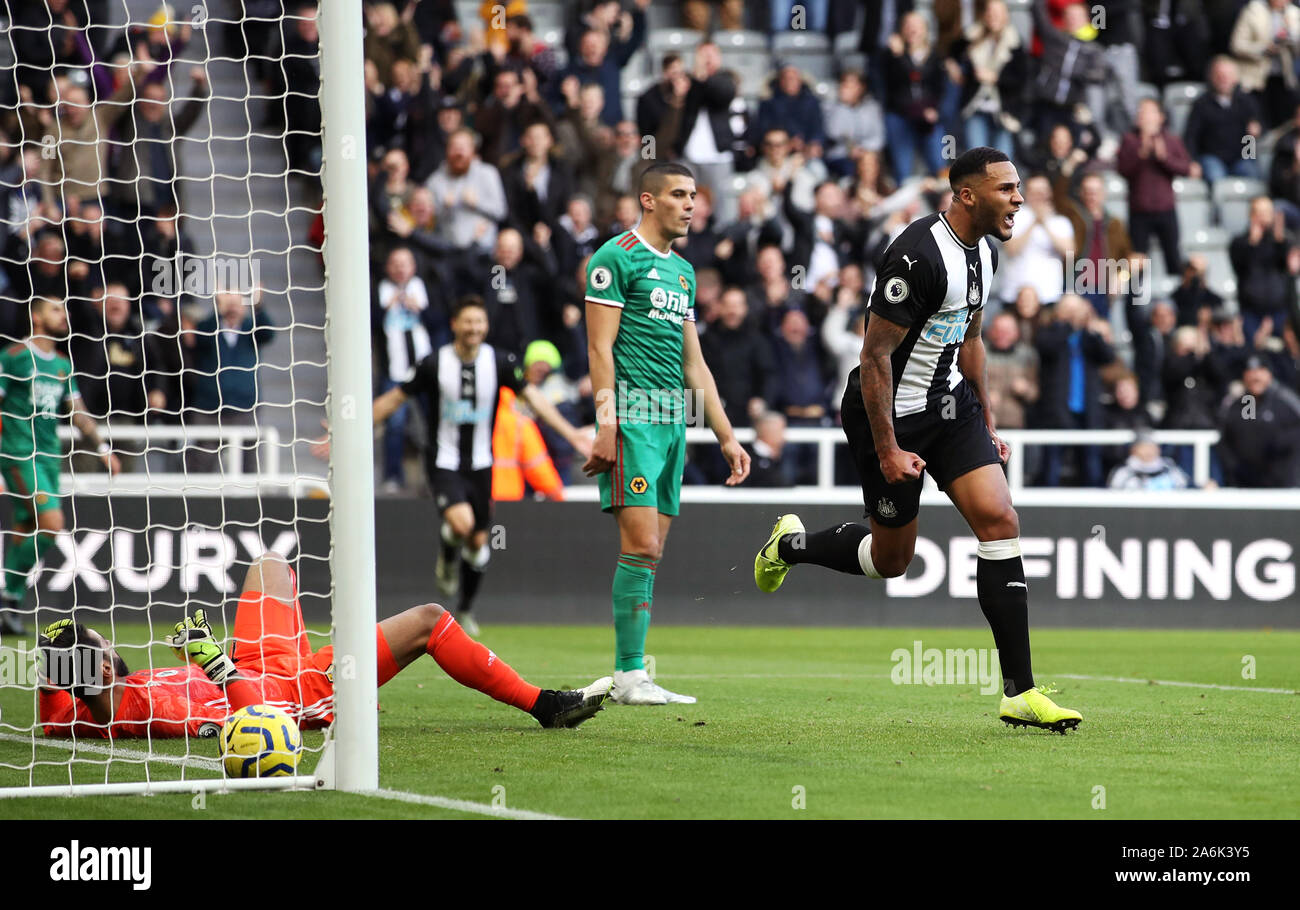 Le Newcastle United Jamaal Lascelles (à droite) fête marquant son premier but de côtés du jeu pendant le premier match de championnat à St James' Park, Newcastle. Banque D'Images