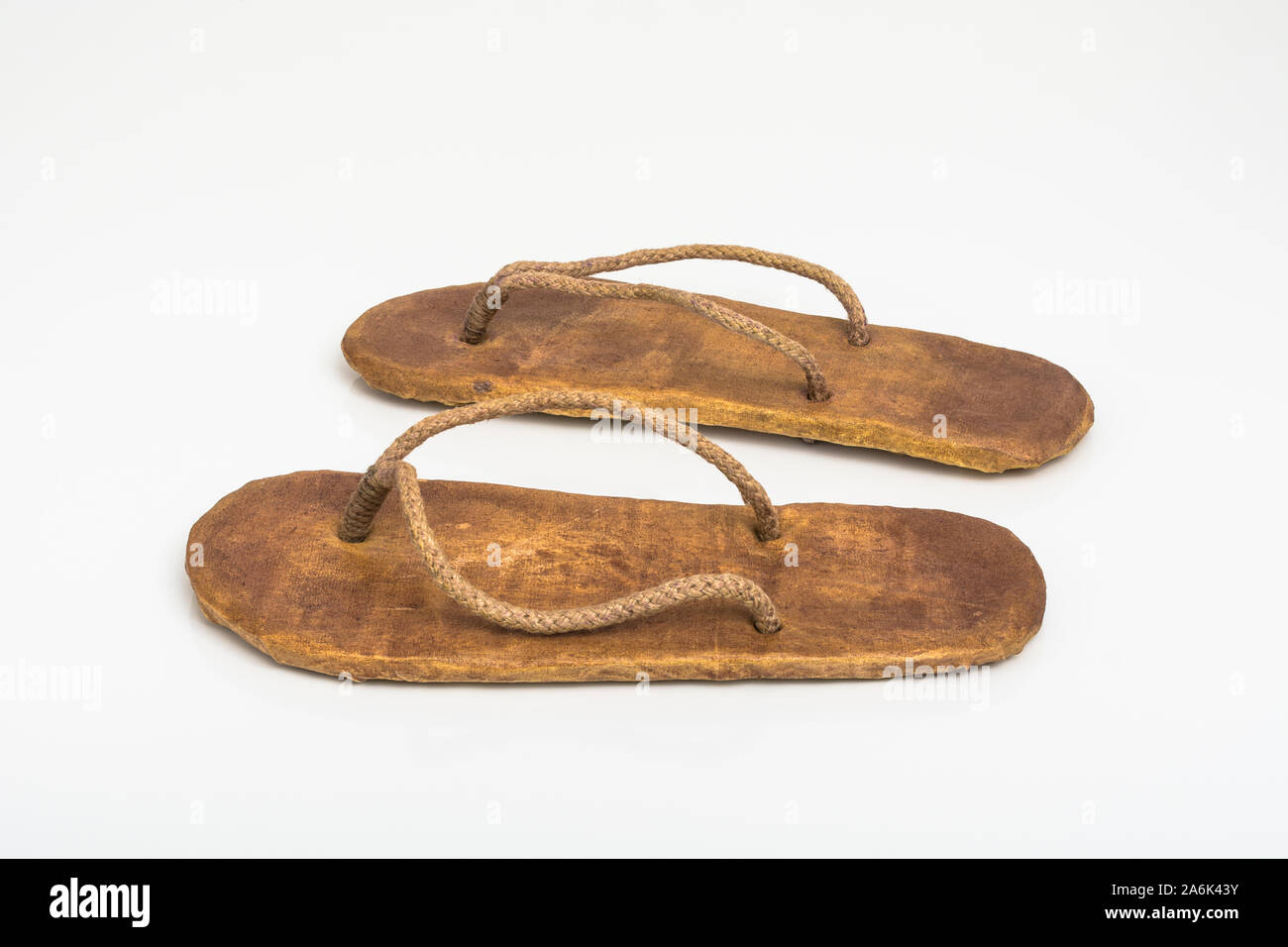 Tongs/tongs à la main, marron et hippy.Pour un style de vie alternatif, des chaussures faites à la main, Biden flip-flop, flip Dr Fauci, Spoof des chaussures végétariennes Banque D'Images