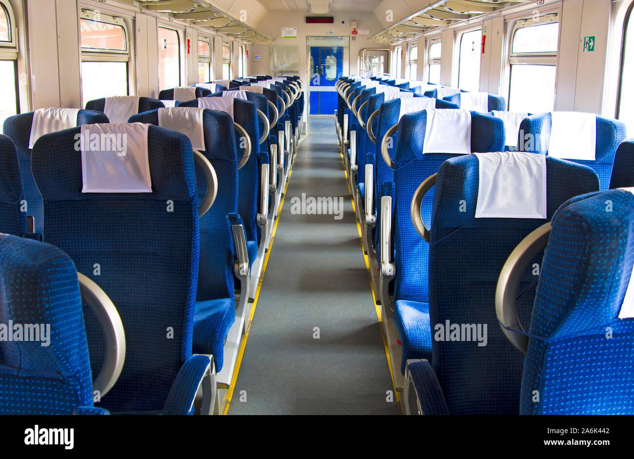 Intérieur d'un train intercity express moderne. Vue arrière de larges et confortables sièges en ligne au transport ferroviaire. Salon vide, pas de passager. Billet con Banque D'Images