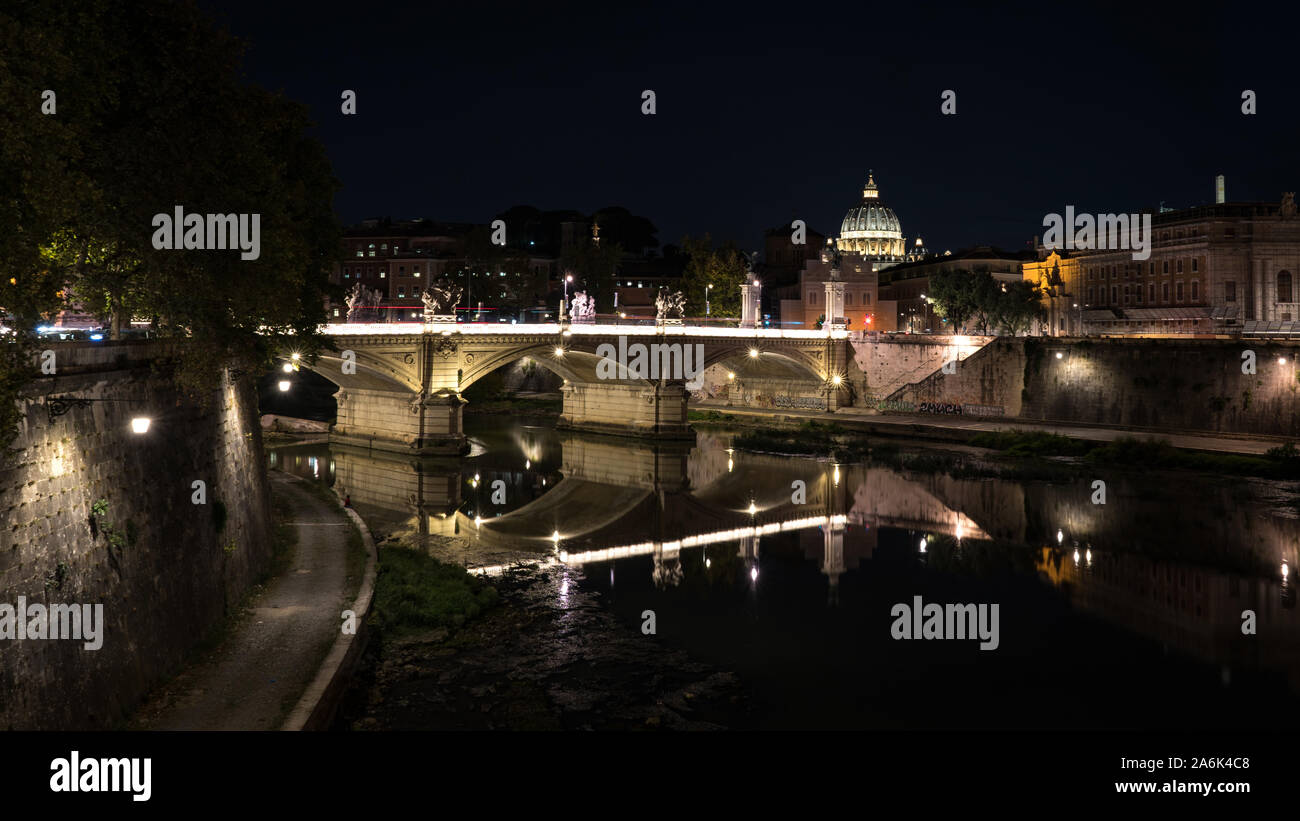 Photo de nuit de Tiber, pont Vittorio Emanuele II et le dôme de la Basilique St Pierre à l'arrière-plan. Rome la nuit. Banque D'Images