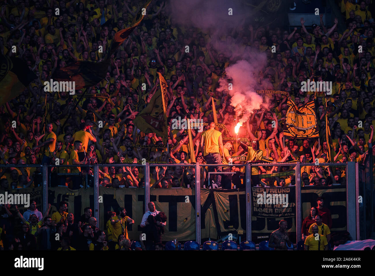 Fans de Borussia Dortmund fire la pyrotechnie. GES/Soccer/1. Bundesliga : le FC Schalke 04 - Borussia Dortmund, 26.10.2019 - 1ère Division Football/soccer : FC Schalke 04 vs Borussia Dortmund, Gelsenkirchen, Oct 26, 2019 - Règlement du LDF à interdire toute utilisation des photographies comme des séquences d'images et/ou quasi-vidéo. Dans le monde d'utilisation | Banque D'Images