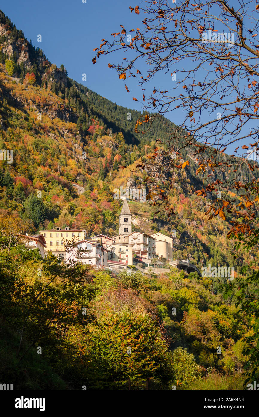 Le village de Ravoledo (partie du canton de Chelles), perché sur une falaise dans les Alpes en Valteline, Italie du nord, sur une après-midi ensoleillée d'automne Banque D'Images