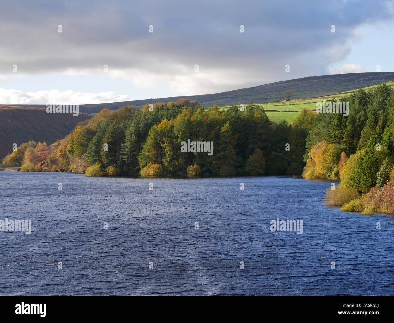 Un jour d'automne au réservoir Digley à l'échelle de la Banque mondiale sur les arbres les Pennines au-dessus de Holmfirth Yorkshire Angleterre Banque D'Images