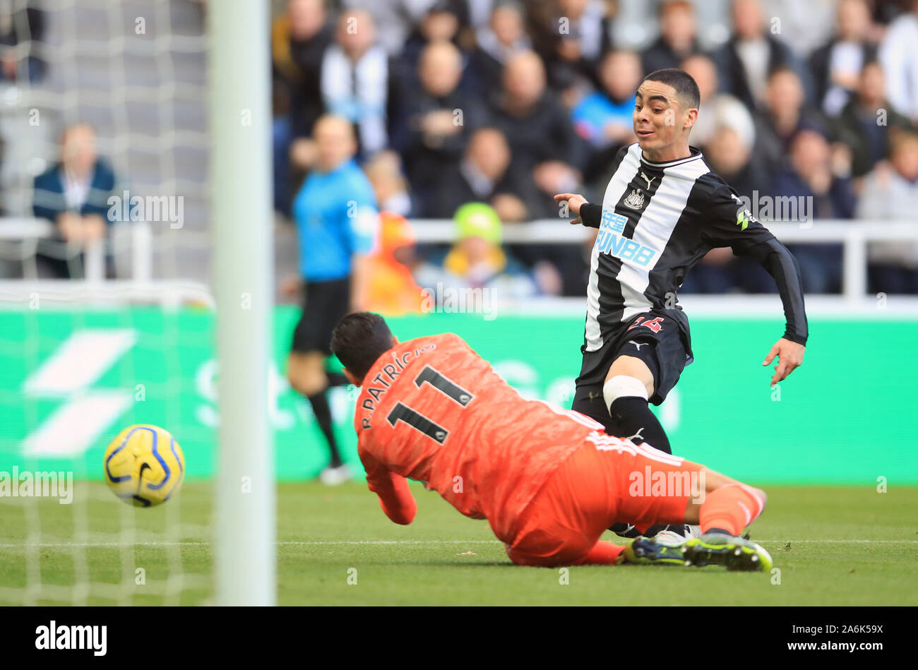 Le Newcastle United Miguel Almiron tire large au cours de la Premier League match à St James' Park, Newcastle. Banque D'Images