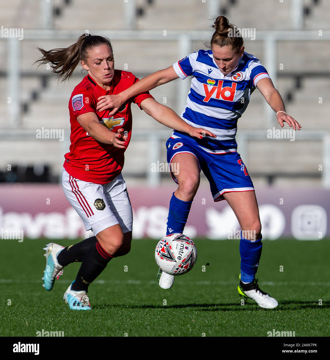 Leigh Sports Village, Lancashire, Royaume-Uni. 27 Oct, 2019. Les FA's Women's Super League, Manchester United Femmes contre la lecture des femmes ; Kirsty Hanson de Manchester United s'attaque à Rachel Rowe de lecture FC Crédit : Les femmes Plus Sport Action/Alamy Live News Banque D'Images