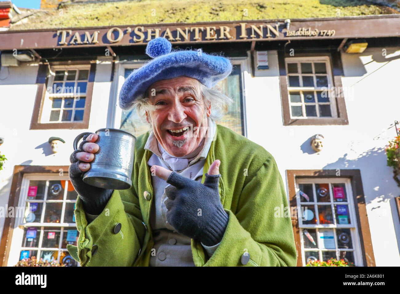 Ayr, Ecosse, Royaume-Uni. 27 octobre 2019. TAMFEST Festival, une célébration de l'œuvre littéraire du 18e siècle, Robert Burns Barde écossais a eu lieu à Ayr avec le thème '' Tam O'Shanter l'un des poèmes de Burns et en particulier les versets de 'Cutty Sark' et la danse des sorcières. Intitulée "LE JOUR DE L'DEID' (Les Écossais version du Jour des Morts mexicain) les membres du public et des fonctionnaires ont été encouragés à s'habiller en costume et peindre le visage lorsqu'ils sont venus pour le festival. Photo - Ken O'HARA de Prestwick en costume de Tam O'Shanter. Credit : Findlay / Alamy News Banque D'Images