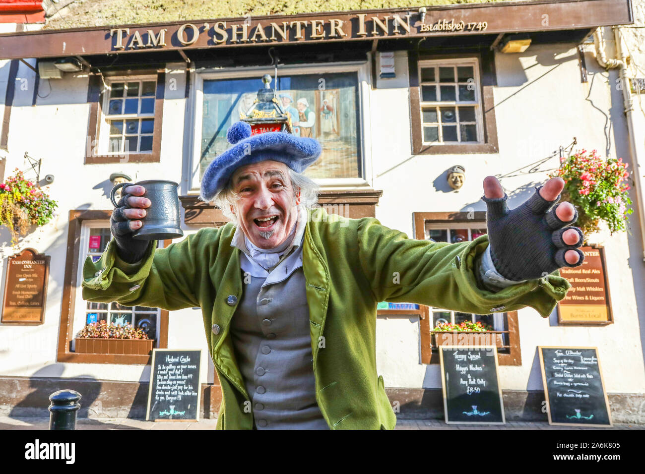 Ayr, Ecosse, Royaume-Uni. 27 octobre 2019. TAMFEST Festival, une célébration de l'œuvre littéraire du 18e siècle, Robert Burns Barde écossais a eu lieu à Ayr avec le thème '' Tam O'Shanter l'un des poèmes de Burns et en particulier les versets de 'Cutty Sark' et la danse des sorcières. Intitulée "LE JOUR DE L'DEID' (Les Écossais version du Jour des Morts mexicain) les membres du public et des fonctionnaires ont été encouragés à s'habiller en costume et peindre le visage lorsqu'ils sont venus pour le festival. Photo - Ken O'HARA de Prestwick en costume de Tam O'Shanter. Credit : Findlay / Alamy News Banque D'Images