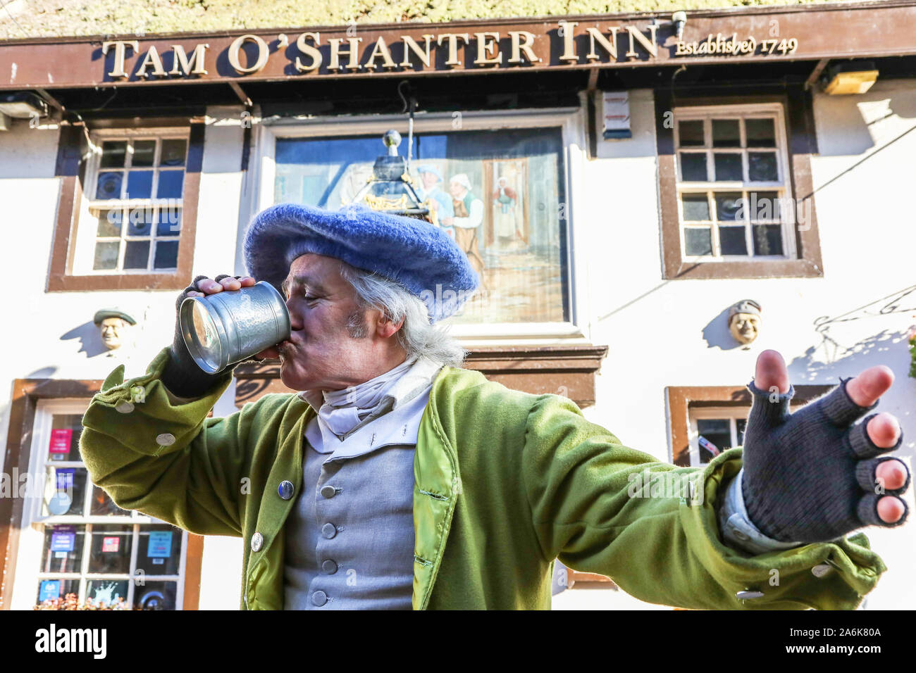 Ayr, Ecosse, Royaume-Uni. 27 octobre 2019. TAMFEST Festival, une célébration de l'œuvre littéraire du 18e siècle, Robert Burns Barde écossais a eu lieu à Ayr avec le thème '' Tam O'Shanter l'un des poèmes de Burns et en particulier les versets de 'Cutty Sark' et la danse des sorcières. Intitulée "LE JOUR DE L'DEID' (Les Écossais version du Jour des Morts mexicain) les membres du public et des fonctionnaires ont été encouragés à s'habiller en costume et peindre le visage lorsqu'ils sont venus pour le festival. Photo - Ken O'HARA de Prestwick en costume de Tam O'Shanter. Credit : Findlay / Alamy News Banque D'Images