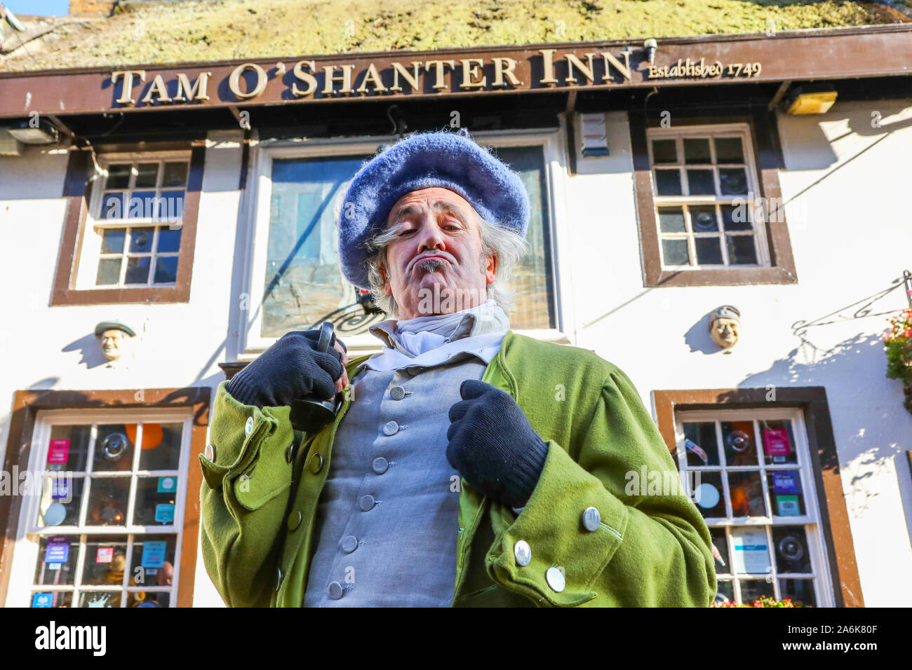 Ayr, Ecosse, Royaume-Uni. 27 octobre 2019. TAMFEST Festival, une célébration de l'œuvre littéraire du 18e siècle, Robert Burns Barde écossais a eu lieu à Ayr avec le thème '' Tam O'Shanter l'un des poèmes de Burns et en particulier les versets de 'Cutty Sark' et la danse des sorcières. Intitulée "LE JOUR DE L'DEID' (Les Écossais version du Jour des Morts mexicain) les membres du public et des fonctionnaires ont été encouragés à s'habiller en costume et peindre le visage lorsqu'ils sont venus pour le festival. Photo - Ken O'HARA de Prestwick en costume de Tam O'Shanter. Credit : Findlay / Alamy News Banque D'Images