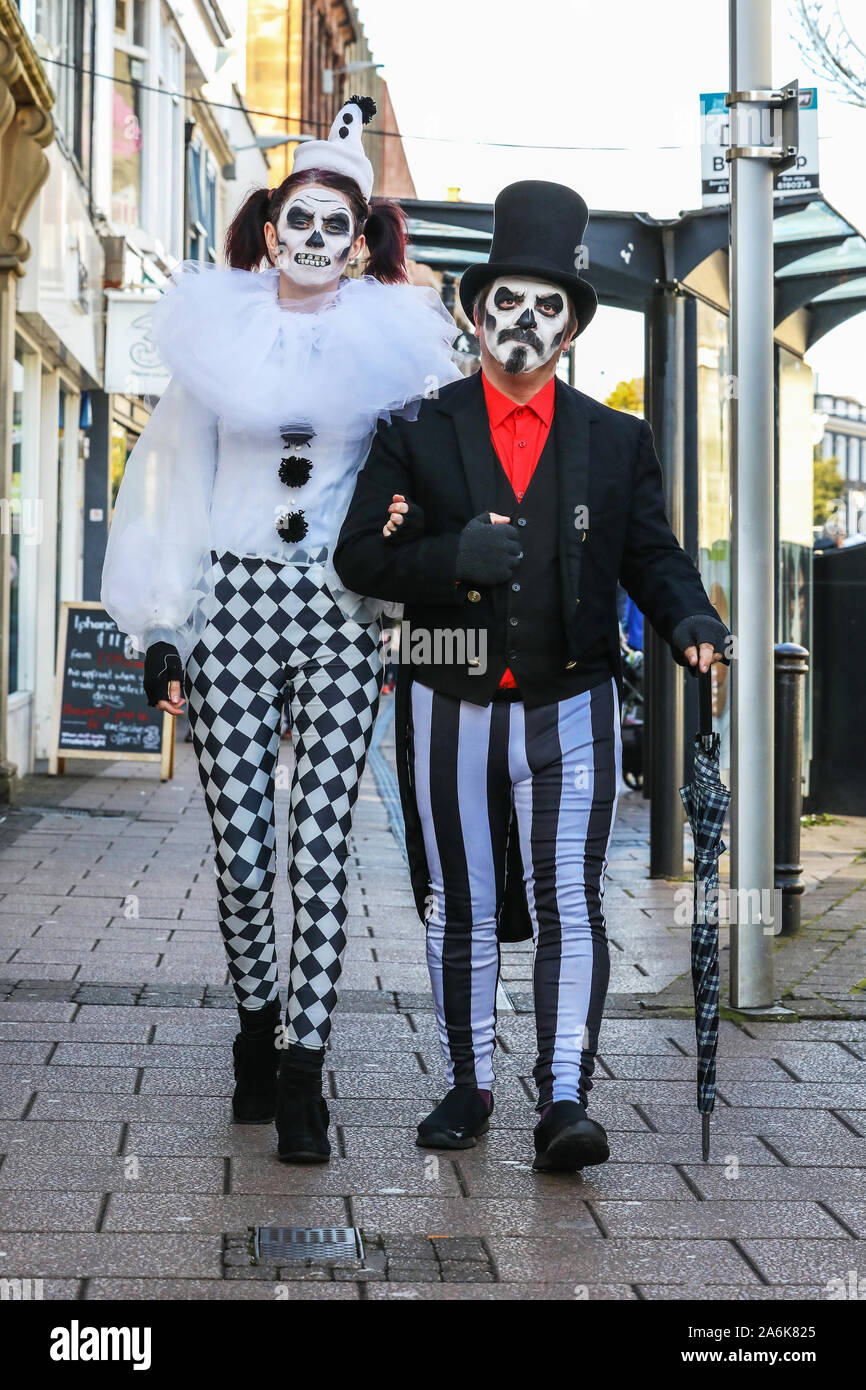 Ayr, Ecosse, Royaume-Uni. 27 octobre 2019. TAMFEST Festival, une célébration de l'œuvre littéraire du 18e siècle, Robert Burns Barde écossais a eu lieu à Ayr avec le thème '' Tam O'Shanter l'un des poèmes de Burns et en particulier les versets de 'Cutty Sark' et la danse des sorcières. Intitulée "LE JOUR DE L'DEID' (Les Écossais version du Jour des Morts mexicain) les membres du public et des fonctionnaires ont été encouragés à s'habiller en costume et peindre le visage lorsqu'ils sont venus pour le festival. Photo - couple qui voulait être reconnu comme rufus et Ruby. Credit : Findlay / Alamy News Banque D'Images