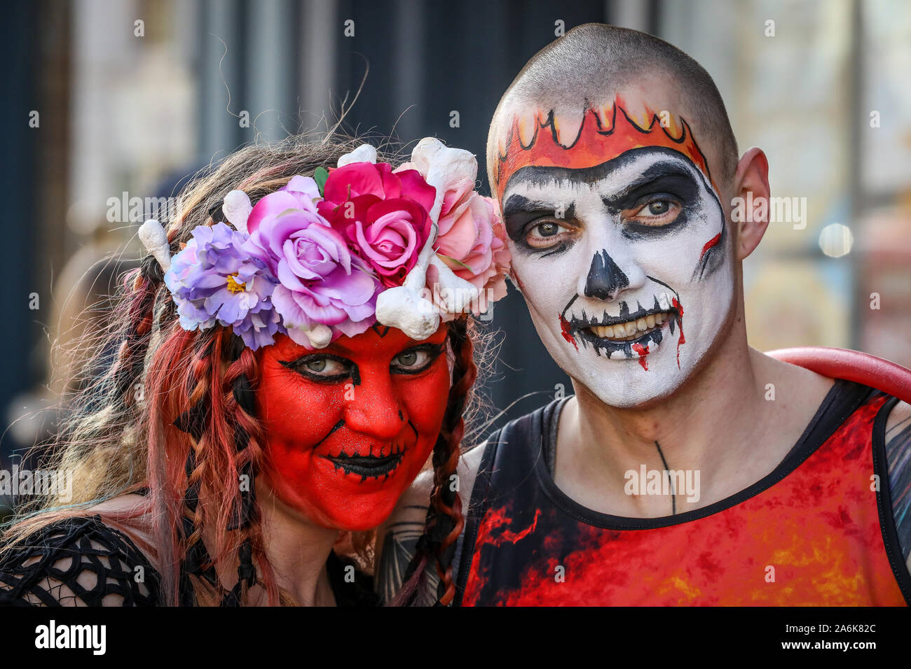 Ayr, Ecosse, Royaume-Uni. 27 octobre 2019. TAMFEST Festival, une célébration de l'œuvre littéraire du 18e siècle, Robert Burns Barde écossais a eu lieu à Ayr avec le thème '' Tam O'Shanter l'un des poèmes de Burns et en particulier les versets de 'Cutty Sark' et la danse des sorcières. Intitulée "LE JOUR DE L'DEID' (Les Écossais version du Jour des Morts mexicain) les membres du public et des fonctionnaires ont été encouragés à s'habiller en costume et peindre le visage lorsqu'ils sont venus pour le festival. Photo KAT BORRODALE et ROSS CLELLAND. Credit : Findlay / Alamy News Banque D'Images