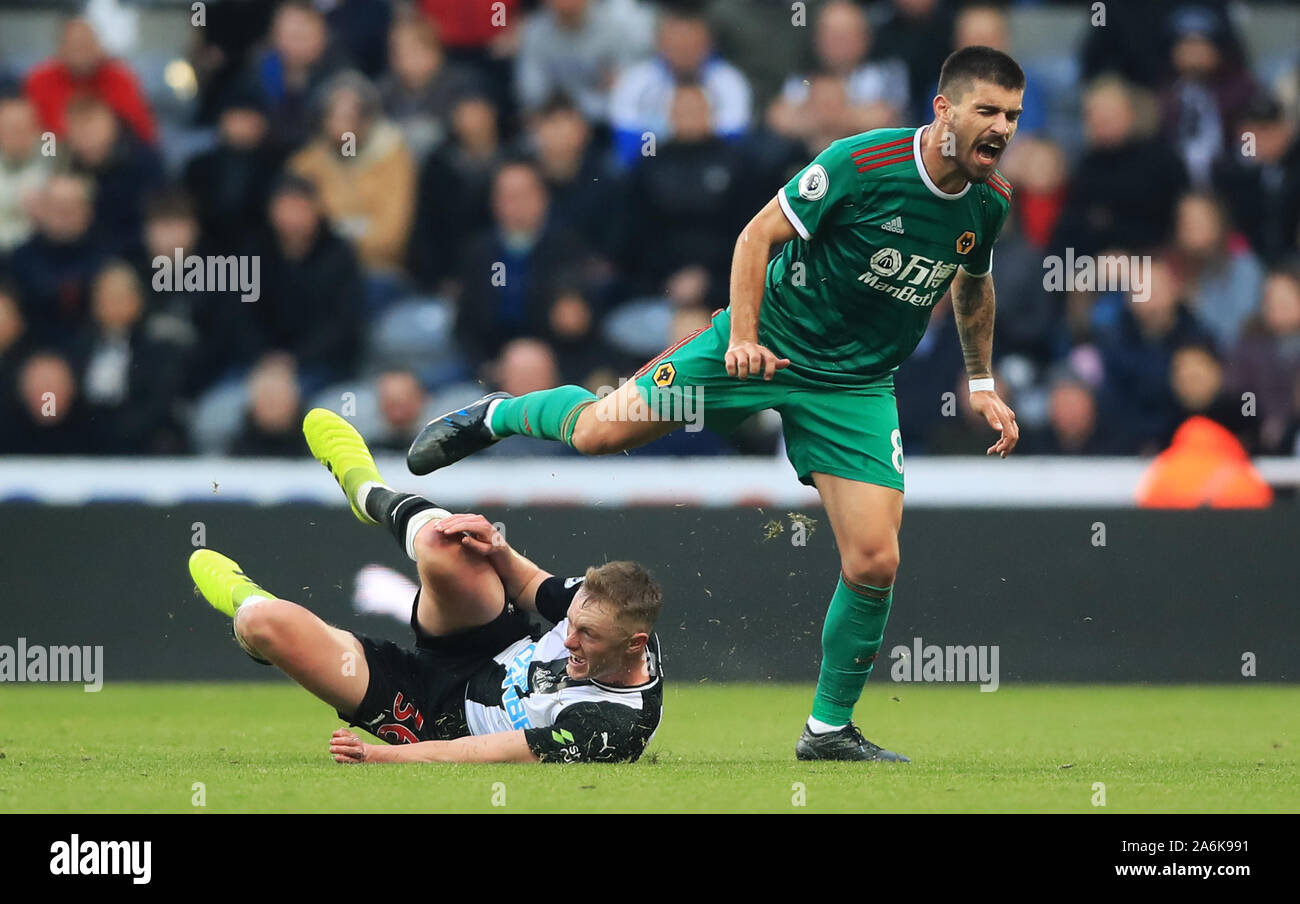 Newcastle United's Sean Longstaff (à droite) s'attaque à des Wolverhampton Wanderers Ruben Neves, résultant en une carte rouge au cours de la Premier League match à St James' Park, Newcastle. Banque D'Images
