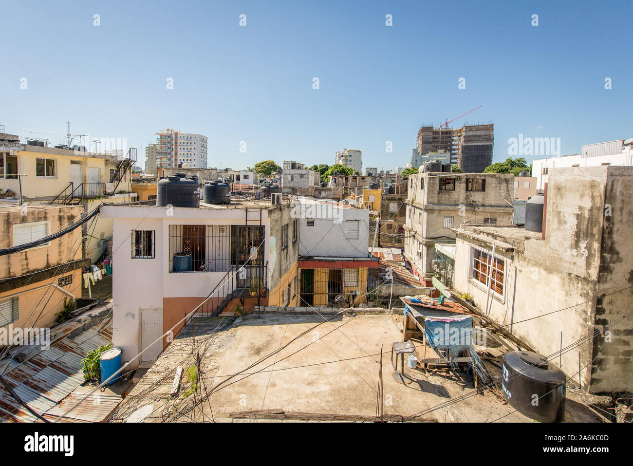 Santo Domingo, République dominicaine, 11 avril 2014 : vue sur les toits de certaines maisons des pauvres, il y a de Chaos par les fils des poteaux électriques Banque D'Images