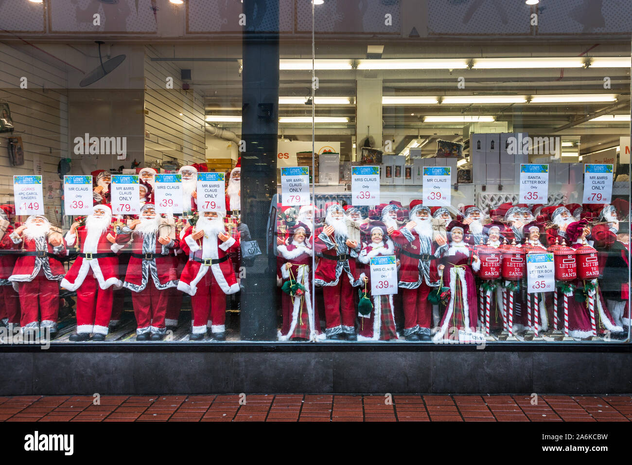 La ville de Cork, Cork, Irlande. 25 octobre, 2019. Fenêtre magasin rempli de Santa Claus poupée au Oliver Plunkett Street, Cork, Irlande. - Crédit Banque D'Images