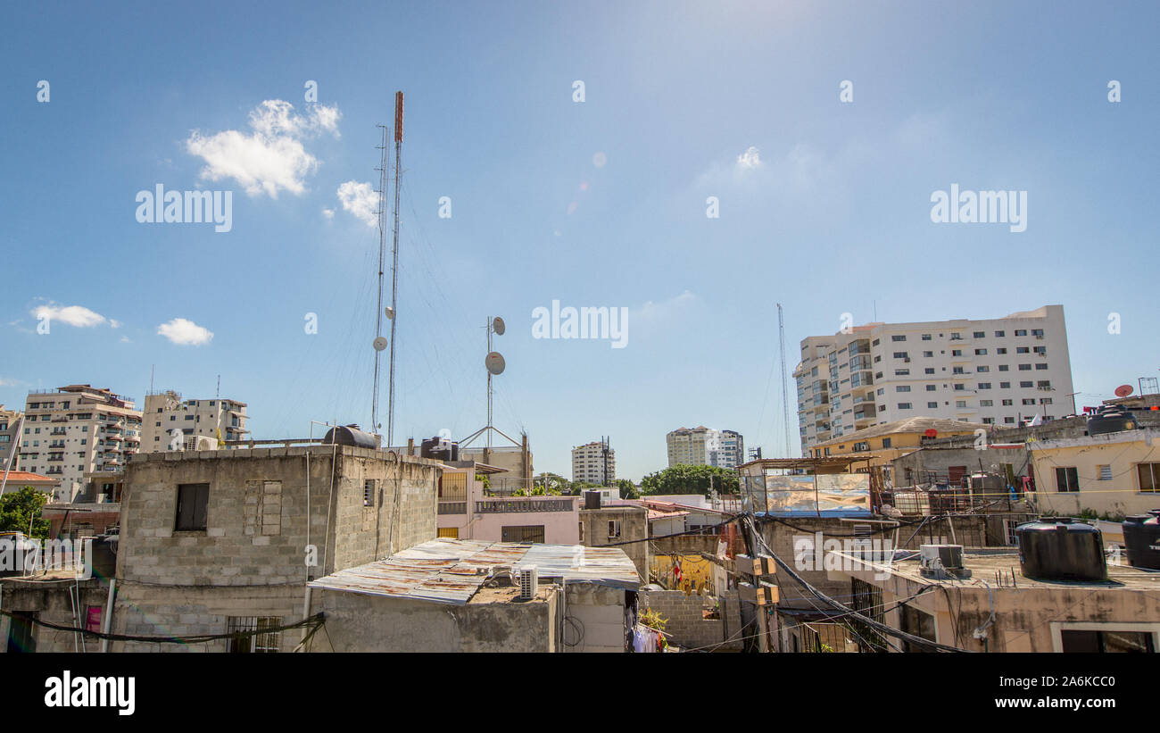 Santo Domingo, République dominicaine, 11 avril 2014 : vue sur les toits de certaines maisons des pauvres, il y a de Chaos par les fils des poteaux électriques Banque D'Images