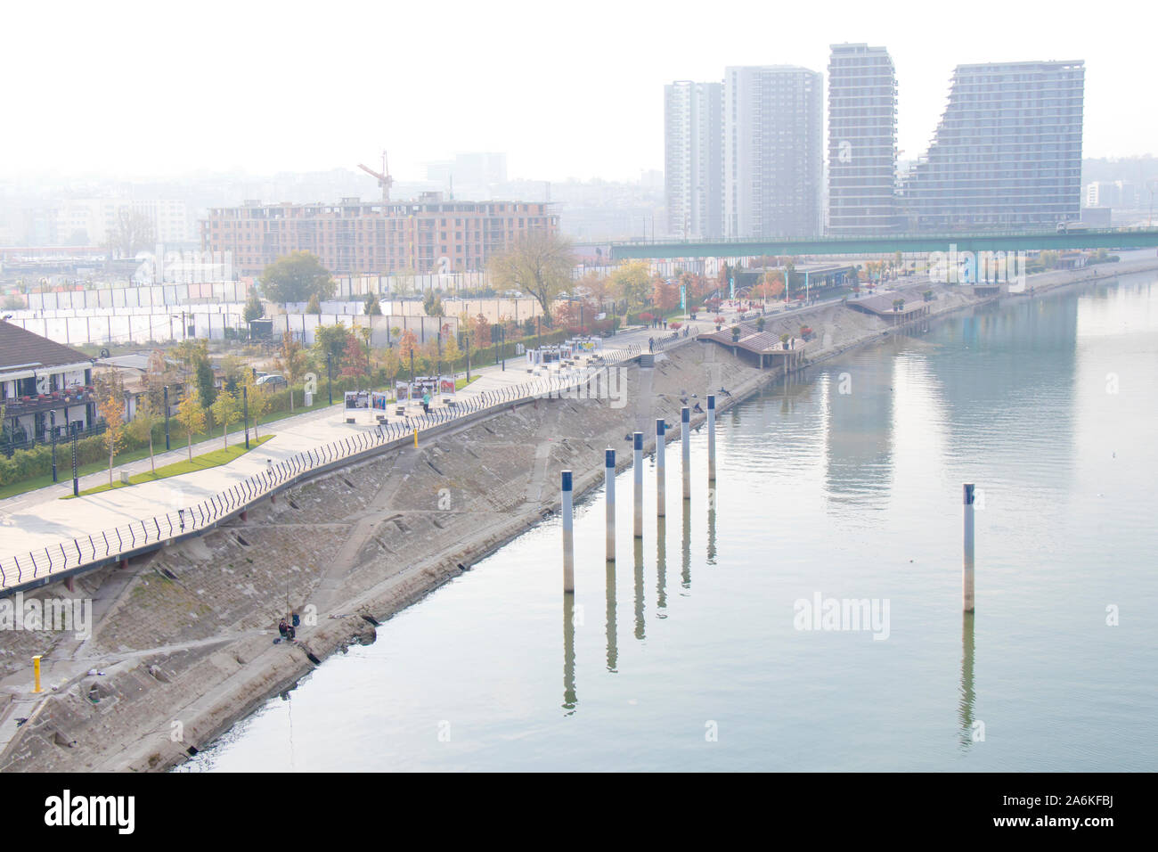 Belgrade, Serbie - 17 octobre 2019 : promenade le long de la rivière Sava à Belgrade dans le secteur riverain de matin d'automne, d'en haut Banque D'Images