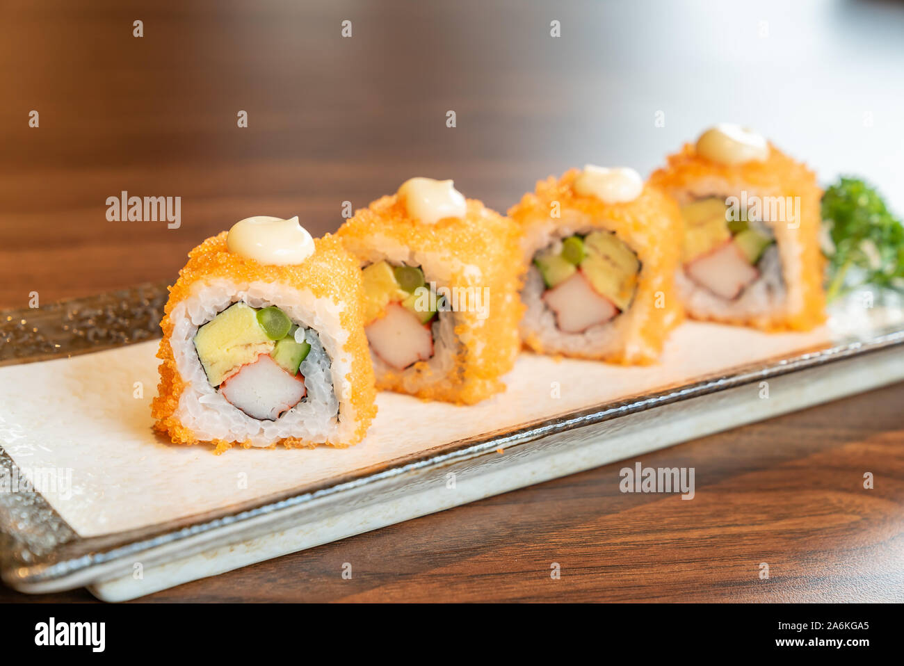 California Maki avec le saumon et la cuisine des aliments japonais tamago Banque D'Images