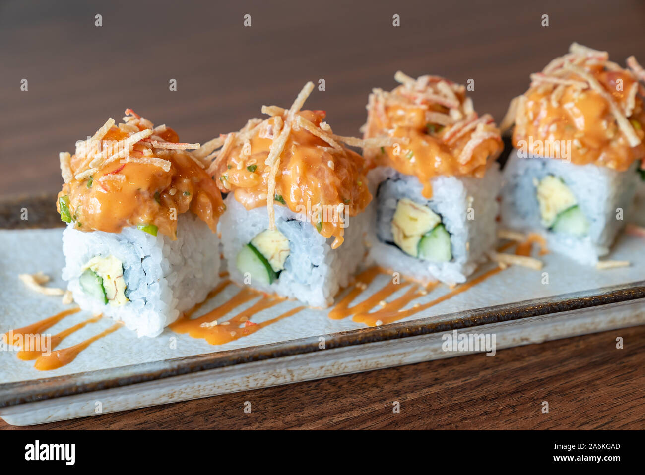 California Maki avec le saumon et la cuisine des aliments japonais tamago Banque D'Images