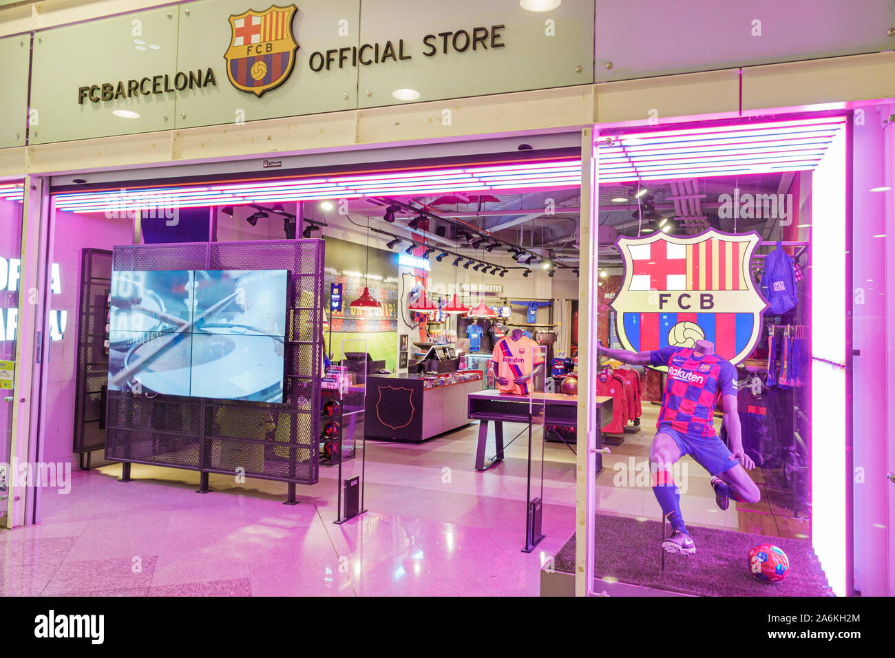 Barcelone Espagne,Catalogne Barcelone-El Prat Josep Tarradellas aéroport  BCN,terminal,concession,shopping,magasin,FC Barcelone magasin officiel, football,foot Photo Stock - Alamy