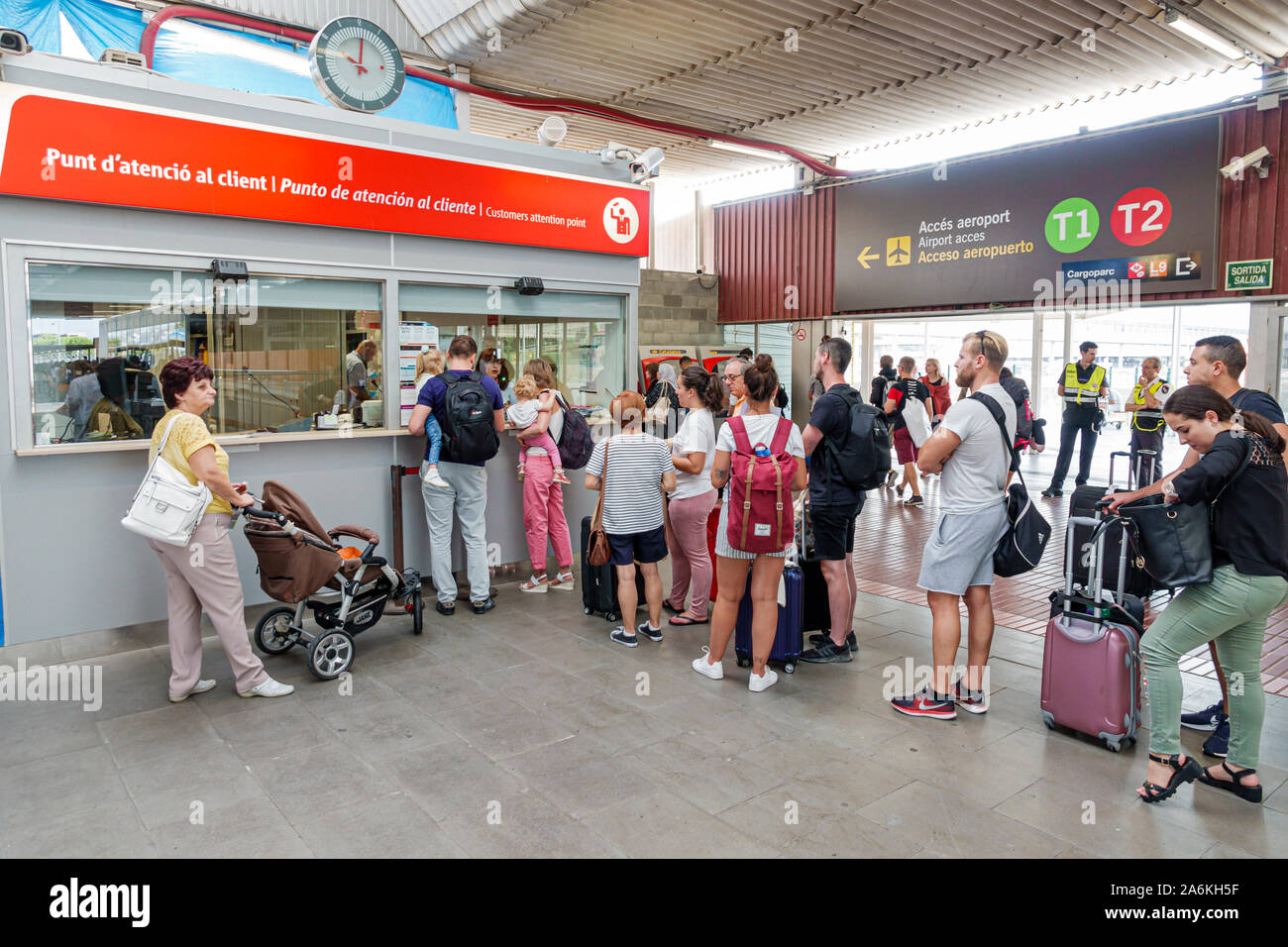 Barcelone Espagne,Catalogne Barcelone-El Prat Josep Tarradellas aéroport BCN,terminal T2,Rodalies,gare, guichet,ligne,file d'attente,homme,femme,famille Banque D'Images Barcelone Espagne,Catalogne Barcelone-El Prat Josep Tarradellas aéroport BCN,terminal T2,Rodalies,gare, guichet,ligne,file d'attente,homme,femme,famille Banque D'Images