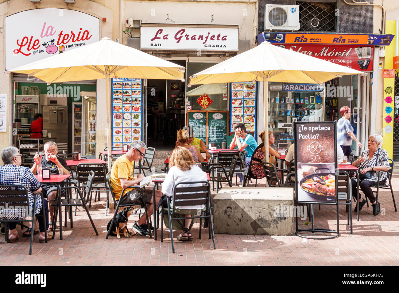 Barcelone Espagne, Catalogne El Clot, Placa plaza de font i Sague, café, salle à manger en plein air, la Lleteria, bar la Granjeta, restaurant, al fresco, parasols, tables, M. Banque D'Images