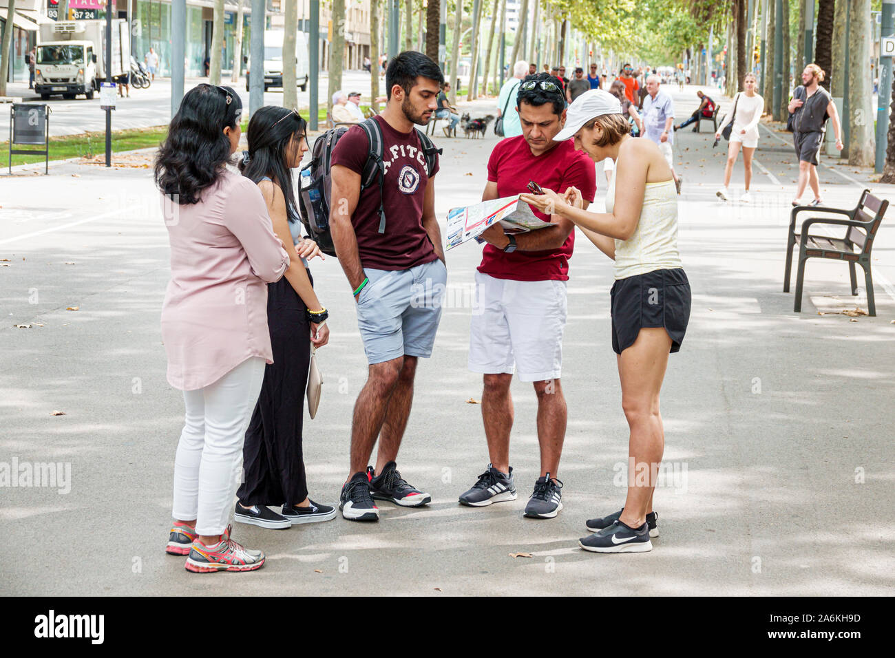 Barcelone Espagne,Catalogne Catalunya,El Poblenou,Avinguda Diagonal,avenue,promenade piétonne,homme hommes adultes, femme femme femme femme adulte Banque D'Images