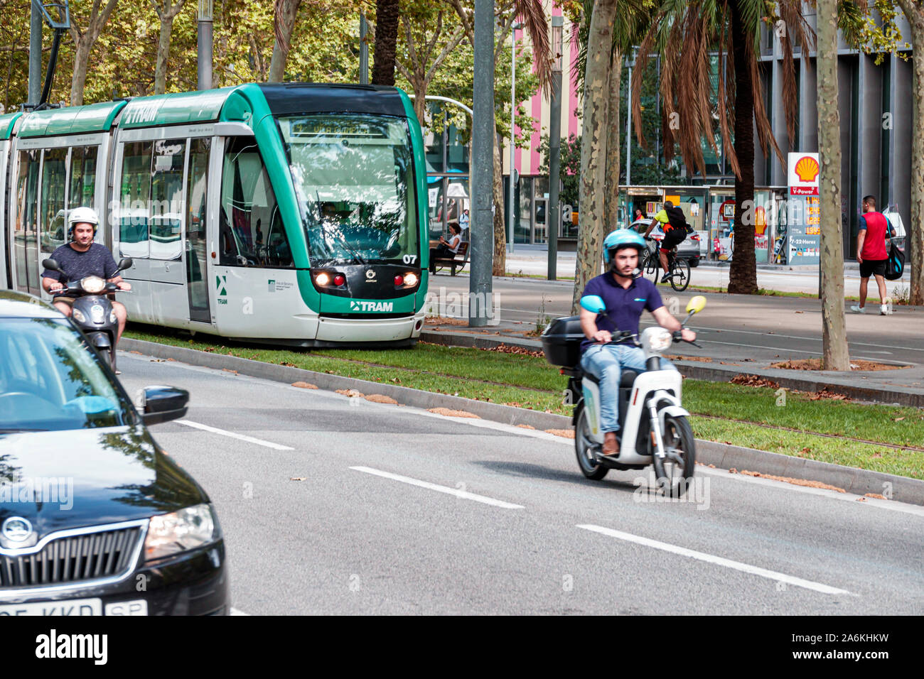 Barcelone Espagne,Catalogne El Poblenou,Avinguda Diagonal Avenue,trafic,tram,scooter,homme,hispanique,ES190820095 Banque D'Images