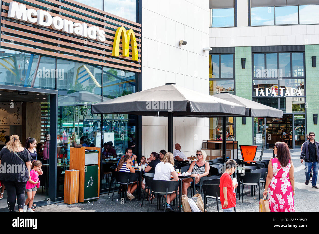 Barcelone Espagne,Catalogne El Poblenou,Avinguda Diagonal Avenue,Glories,centre commercial,McDonald's, restaurant,Catalan,extérieur,tables extérieures,famille,HIS Banque D'Images