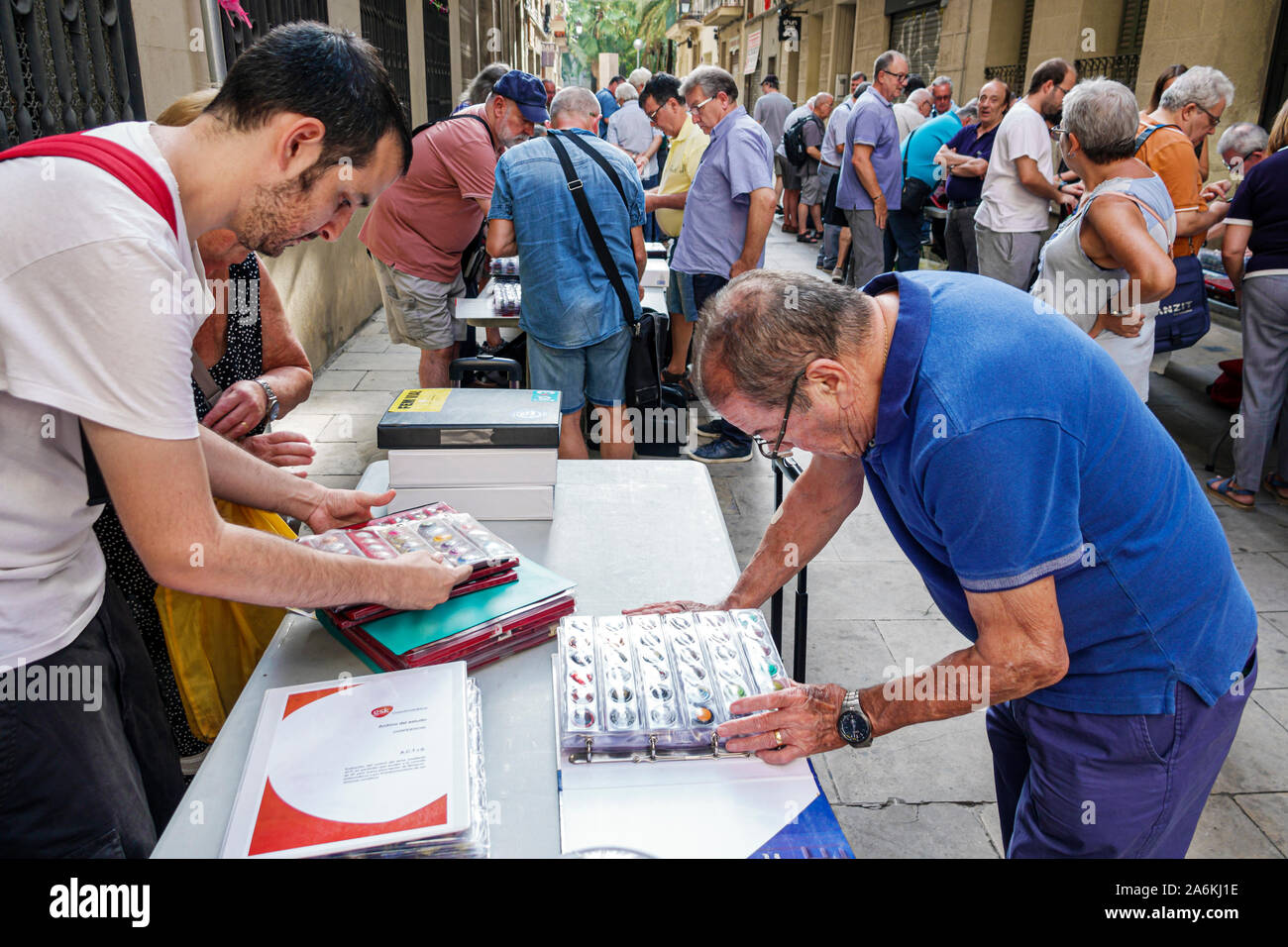 Barcelone Espagne,Catalogne Gracia,quartier,Festa Major de Gracia,foire de festival de rue,collectable cava mousseux plaques de muselet,collectionneurs Banque D'Images