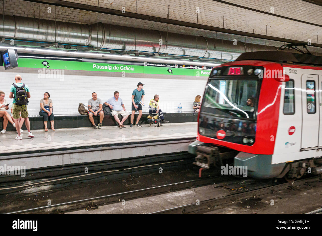 Barcelone Espagne,Catalogne Catalunya,Métro de Barcelone,métro,transport en commun,transport rapide,Passeig de Gracia,gare,plate-forme,train,passagers, Banque D'Images