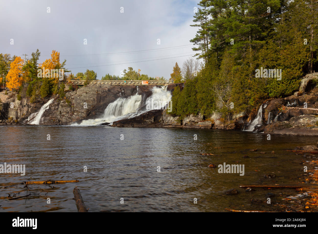 Le puissant flux de High Falls, à l'automne, à Bracebridge (Ontario). Banque D'Images