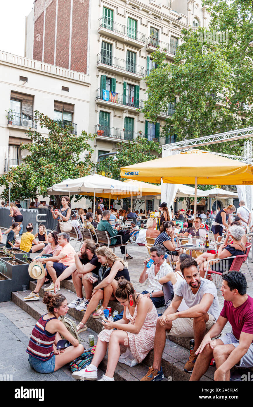 Barcelone Espagne,Catalogne Gracia,quartier,Festa Major de Gracia,Placa Plaza del sol,foire de festival de rue,en plein air,café,homme,femme,jeunes adultes,s'asseoir Banque D'Images
