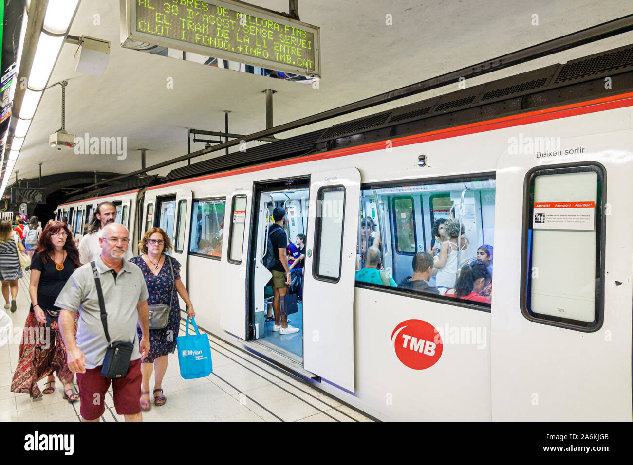 Barcelone Espagne,Catalogne Transports métropoles de Barcelone TMB,métro,métro,transport rapide,train arrêté,station,plate-forme,passagers Comput Banque D'Images