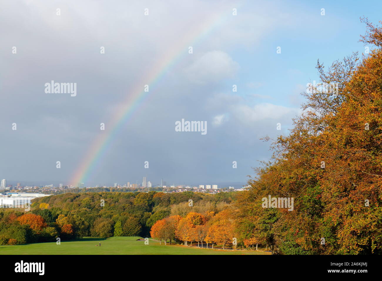 Un arc-en-ciel est moulé à Mexico skyline.après une douche. Banque D'Images