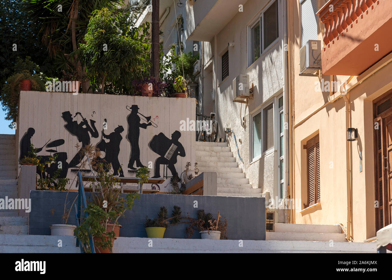 Agios Nikolaus, nord de la Crète, Grèce. Octobre 2019. Art en plein air montrant musiciens jouant de leurs instruments. Banque D'Images