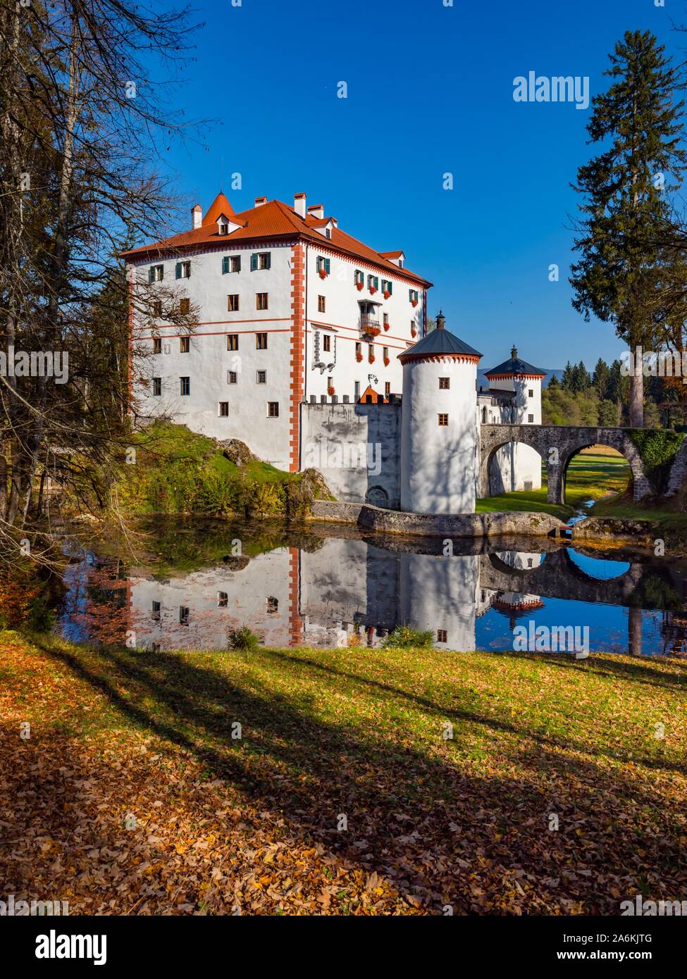 Château de Sneznik en Slovénie forêt arbres végétation calme réflexion miroir image paisible lac aka art artistique photogénique Banque D'Images