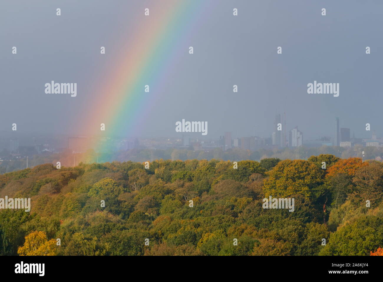 Un arc-en-ciel est moulé à Mexico skyline.après une douche. Banque D'Images