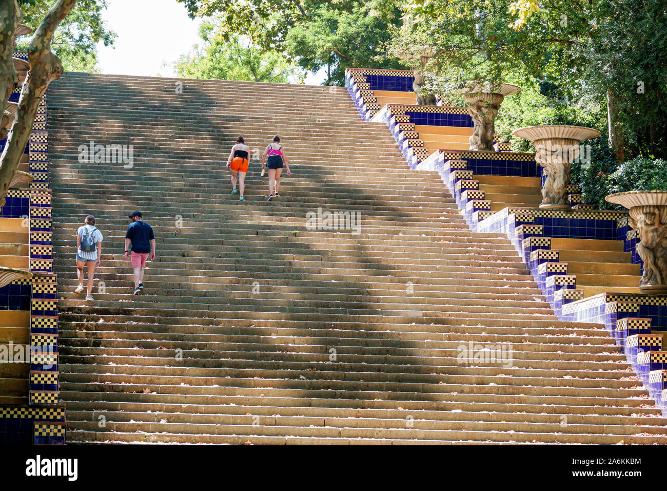 Barcelone Espagne,Catalonia Parc de Montjuic,Passeig de Jean Forestier,escaliers,homme,femme,escalade,ES190821089 Banque D'Images