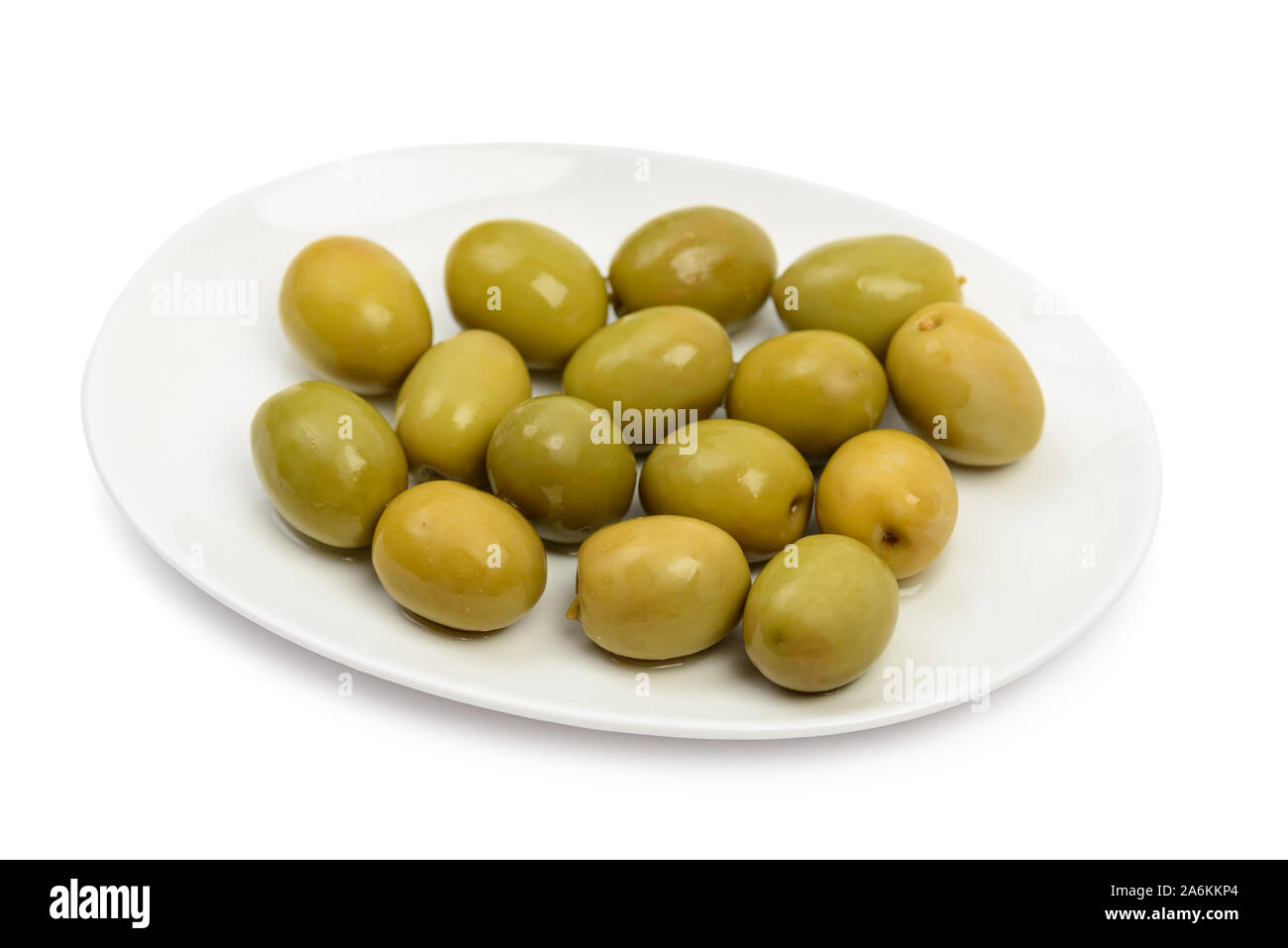 Plaque avec olives vertes humides isolé sur fond blanc avec clipping path Banque D'Images
