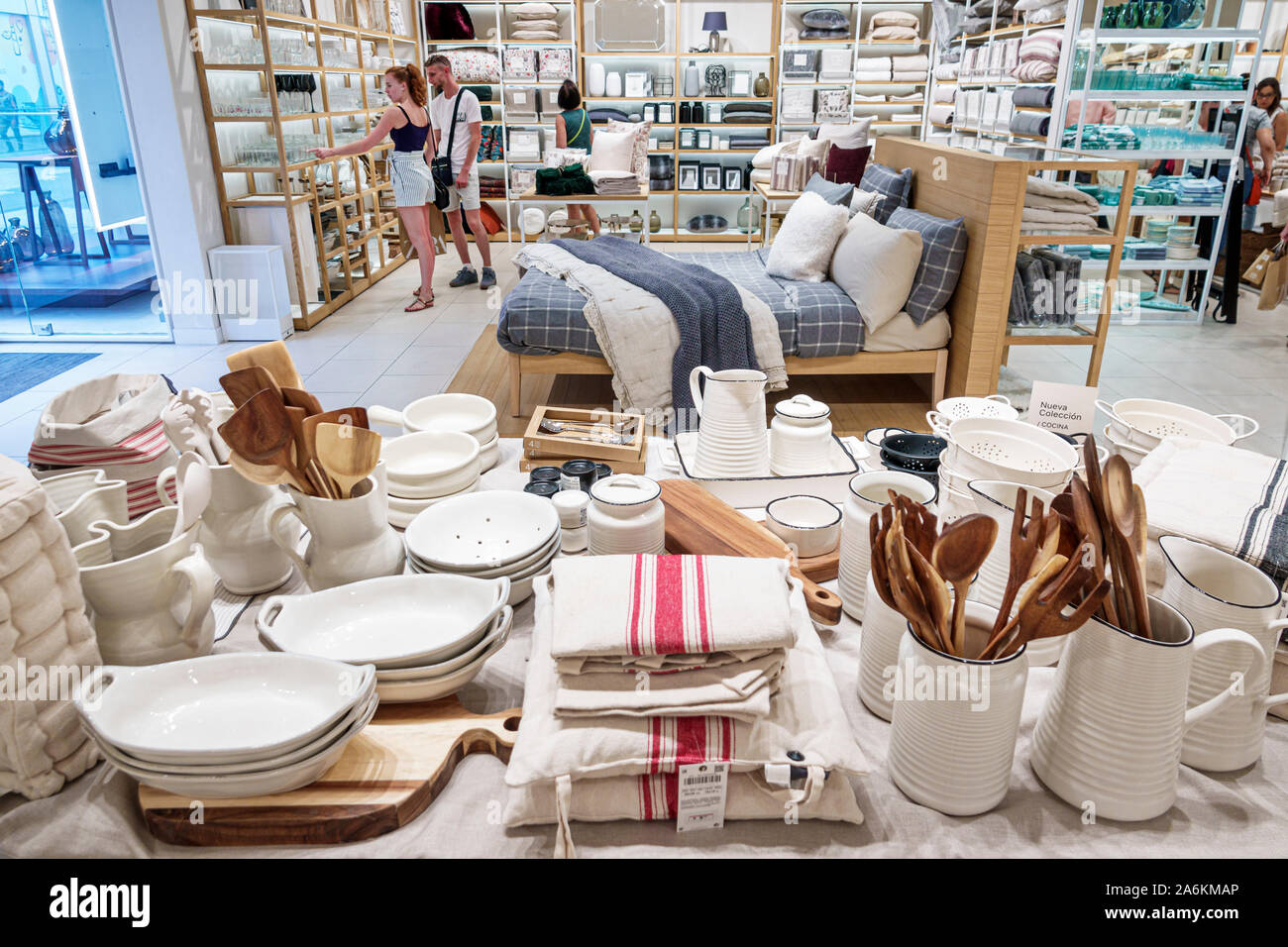 Zara home store business Banque de photographies et d'images à haute  résolution - Alamy