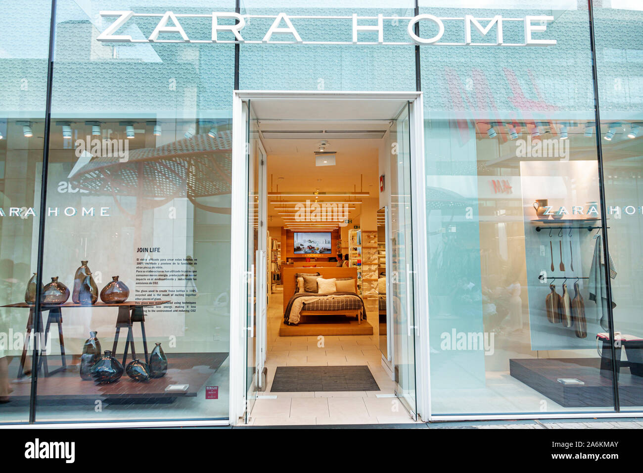 Zara store barcelona Banque de photographies et d'images à haute résolution  - Alamy
