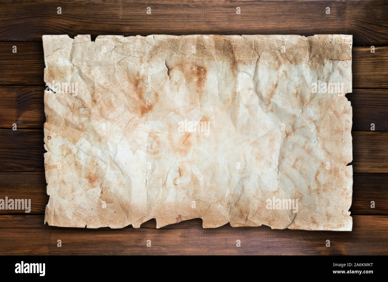 Old grunge modèle papier pour l'annonce sur la texture murale en bois brun foncé Banque D'Images