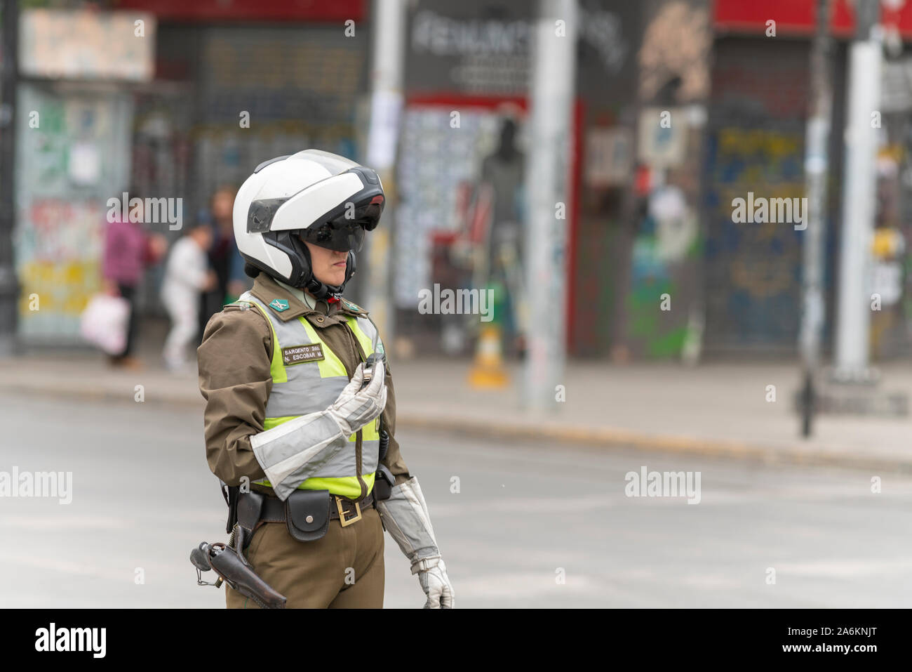 Santiago de Chile Chili LE 26/10/2019 Agent de la circulation. La commande de la police de la circulation pendant les dernières émeutes et manifestations octobre Chili Banque D'Images