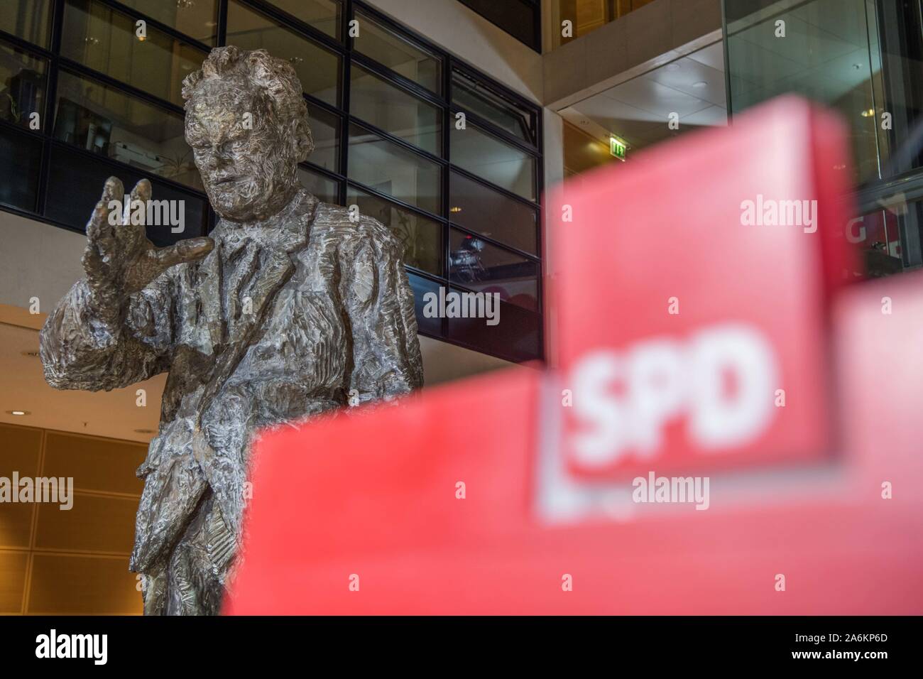 Berlin, Allemagne. 27 Oct, 2019. La sculpture de Willy Brandt se tient derrière un logo SPD Willy Brandt dans la chambre. Credit : Jörg Carstensen/dpa/Alamy Live News Banque D'Images